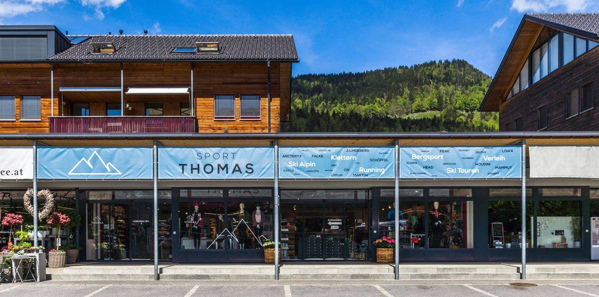 Holzfassade des Sport-Thomas-Geschäfts in Bezau, Bregenzerwälder Stil